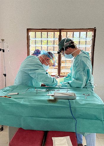 Dr Thomas de Laâge de Meux, chirurgien esthétique, missions humanitaires de chirurgie reconstructrice au Cameroun