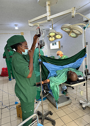 Dr Thomas de Laâge de Meux, chirurgien esthétique, missions humanitaires de chirurgie reconstructrice au Cameroun